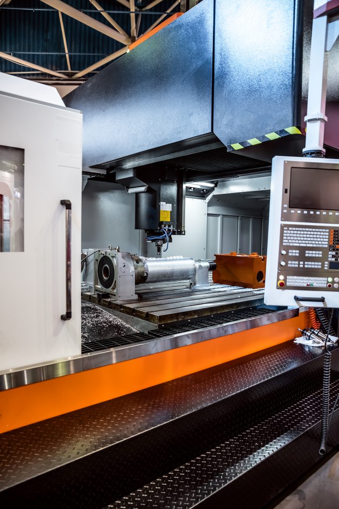 Metal işleme CNC freze makinesi. Metal kesme modern işleme teknolojisi. Küçük alan derinliği.