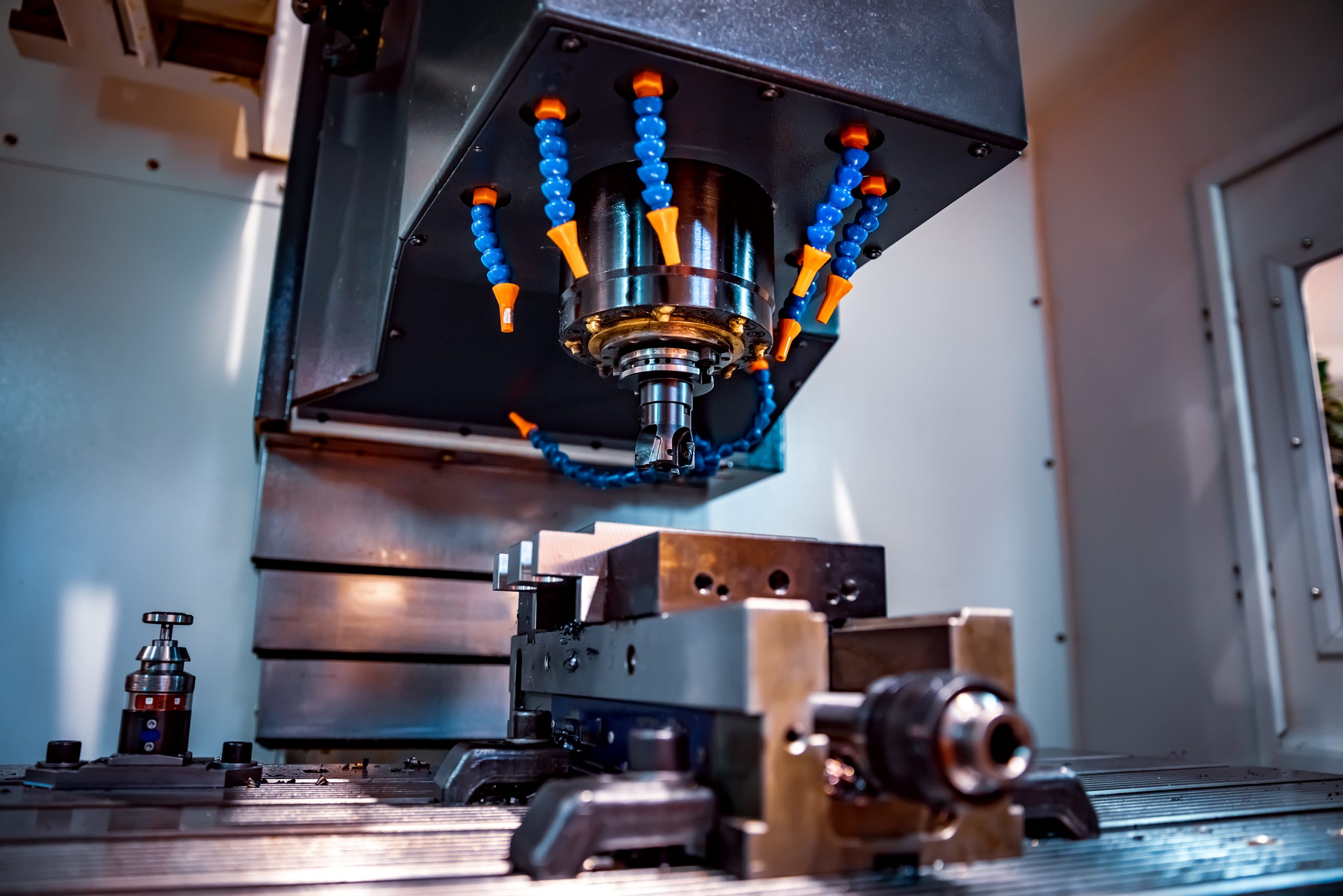 cnc makinesi çalışıyor