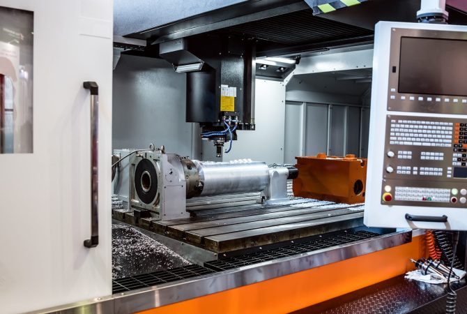 Metal işleme CNC freze makinesi. Metal kesme modern işleme teknolojisi. Küçük alan derinliği.